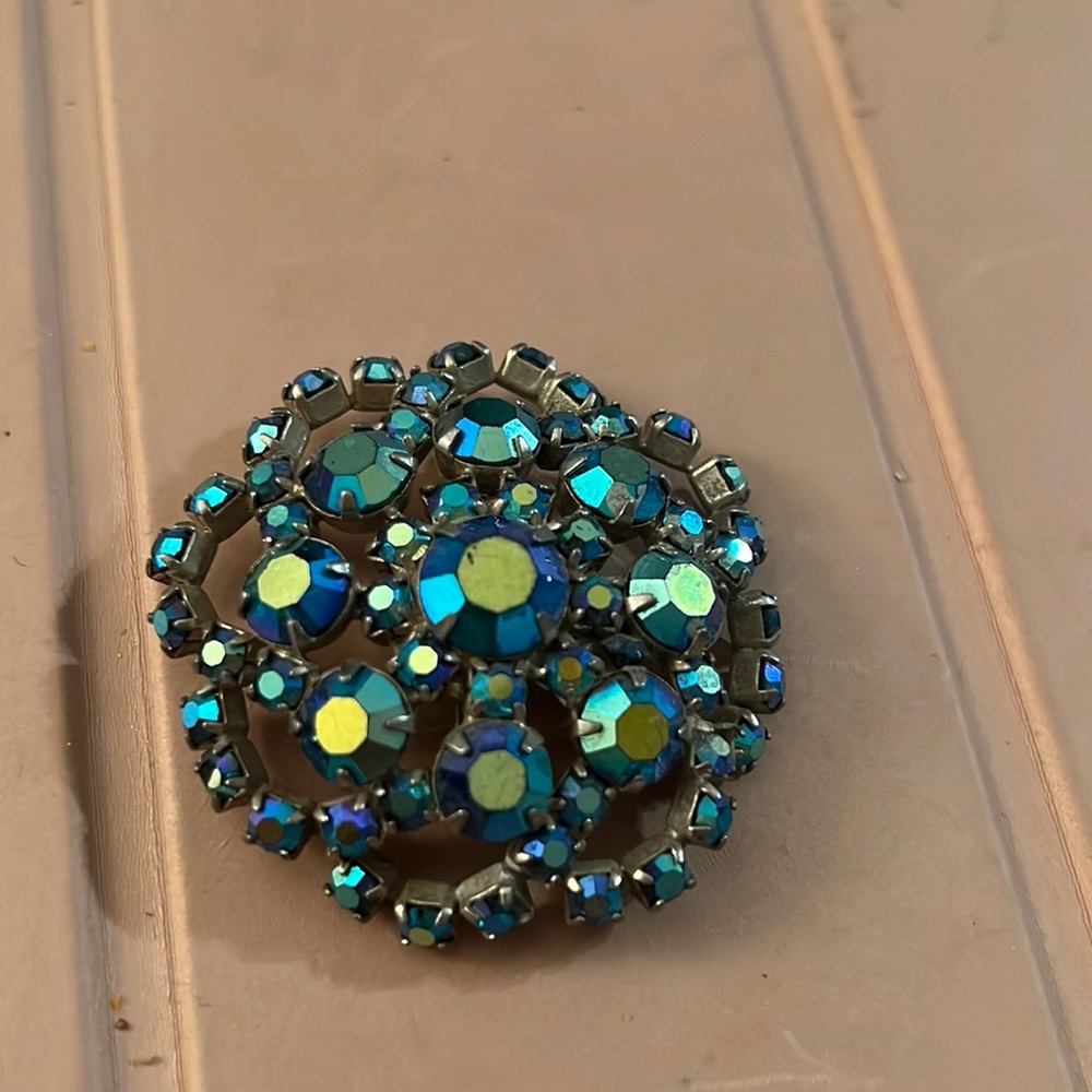 Antique brooch absolutely beautiful